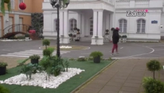 ZADRUGAR NASTAVLJA DA LOMI SVE PRED SOBOM! Obezbeđenje ne može da ga kontroliše, doživljava novi nervni slom! (FOTO)