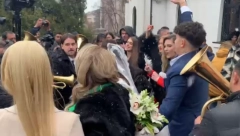 OŽENIO SE LUKASOV SIN! Lazar i Ana nikad srećniji zaigrali ispred crkve, veselje je već krenulo, a folkerova prva supruga je kolovođa! (FOTO/VIDEO)