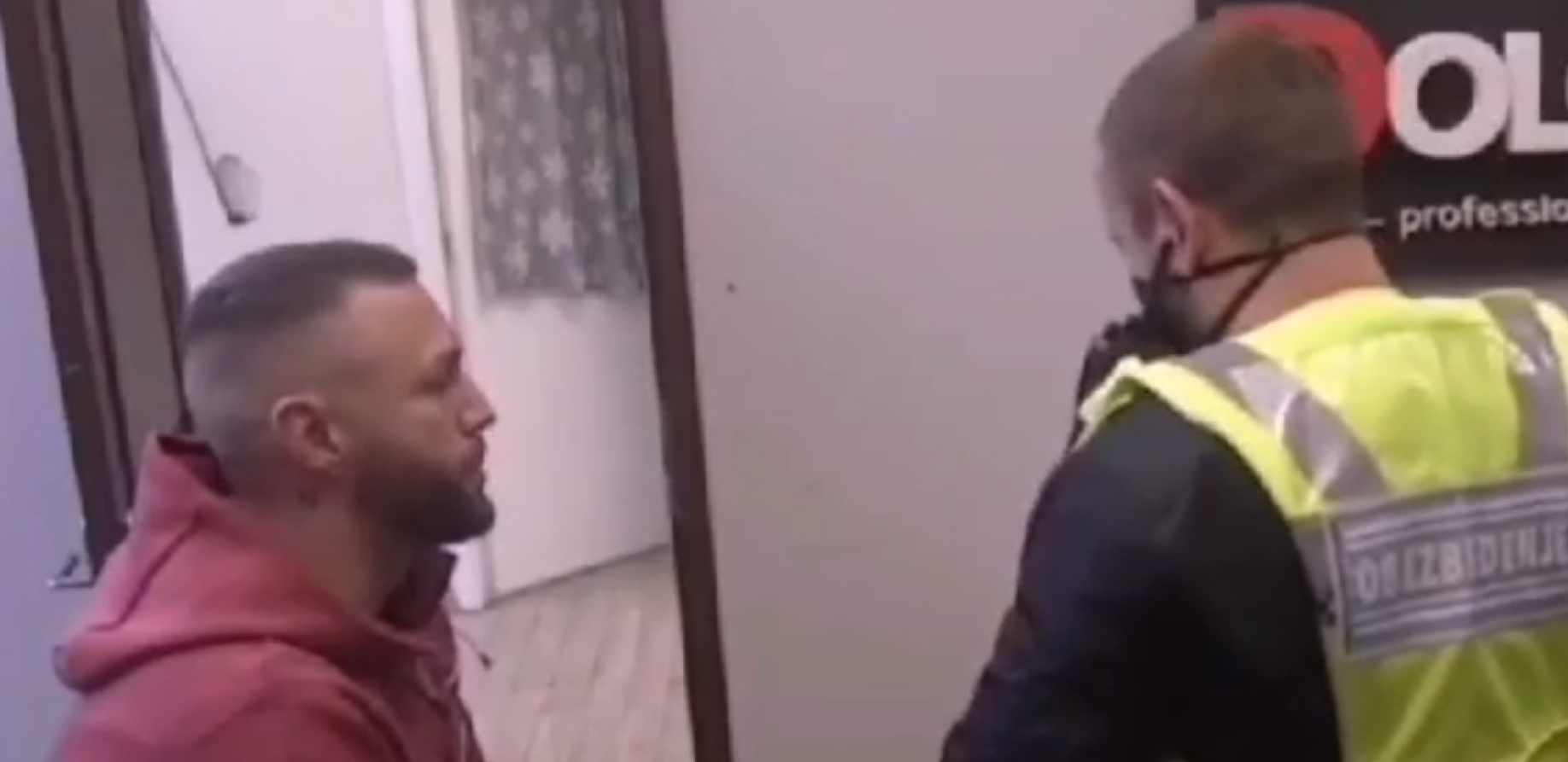 ISPLIVAO SNIMAK GDE ŠA BRUTALNO PRETI FRIZERU! Našao mu se na meti, reper potpuno podivljao zbog Tare Simov (VIDEO)