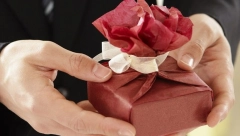 NE UNOSITE U KUĆU POKLONE OD OVIH OSOBA Bacite ih bez griže savesti jer će vam doneti svađe, bolest, razvod