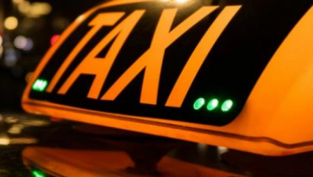 TAKSISTA ŽENI ZA 5 MINUTA NAPLATIO 35 EVRA Vadio se na nevreme