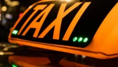 TAKSISTA ŽENI ZA 5 MINUTA NAPLATIO 35 EVRA Vadio se na nevreme