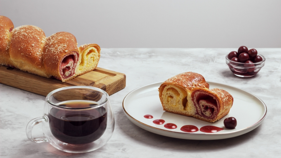 PRSTE DA POLIŽEŠ Napravite štrudlu sa džemom