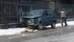 DIREKTAN SUDAR KOD ČAČKA Jedno vozilo završilo u kanalu, drugo potpuno smrskano (FOTO)