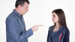 "ĆERKA ŽELI DA ME LJUBI U USTA" Užasnuti otac priznao koliko mu je neprijatno, a evo kakve su bile reakcije drugih roditelja!