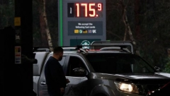 AMERIKA NA KOLENIMA Rekordan rast cene benzina - najveći u istoriji!