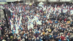 "GRADIMO PUTEVE KOJIMA ĆE DOĆI NOVE INVESTICIJE, A VAŠE NEKRETNINE VREDEĆE MNOGO VIŠE" Više od 5.000 ljudi po hladnom vremenu dočekalo Vučića u Rumi (FOTO)