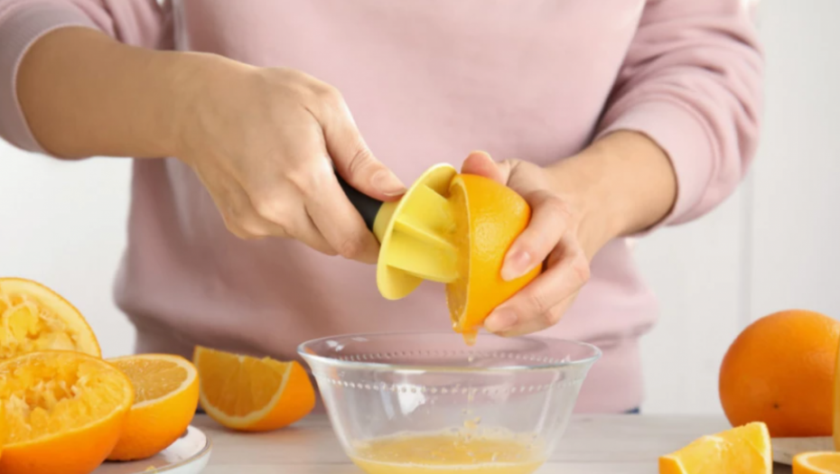 OVO JE VOĆE KOJE JE PREKO POTREBNO KOŽI Sprečava rani gubitak kolagena i briše bore