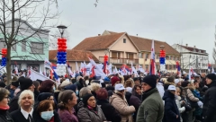 VUČIĆ POSETIO PEĆINCE Okupilo se 3.000 građana da dočeka i pozdravi predsednika Srbije (FOTO/VIDEO)
