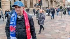 ZVEZDINU ISTORIJU NE POZNAJE, ALI JEDNOG SRBINA DOBRO ZNA! Navijač Seltika prodaje Rendžersove dresove, a ovaj sportista mu je sinonim za Srbiju! (VIDEO)