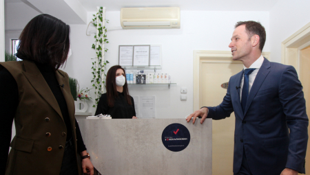 E-FISKALIZACIJA NA DELU! Ministar Siniša Mali se uverio kako funkcionišu novi sistem i fiskalne kase (VIDEO)