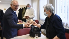 DRŽAVA NAJSTARIJIM SUGRAĐANIMA POKLANJA PUNU PAŽNJU Vesić: Za manje od decenije otvoreno gotovo 20 klubova za penzionere (VIDEO)