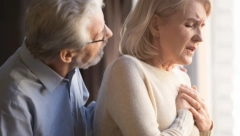 EVO KAKO DA ZAUSTAVITE TAHIKADRIJU Ako vam srce počne jako da lupa, odmah uzmite ledenu vodu i uradite sledeće