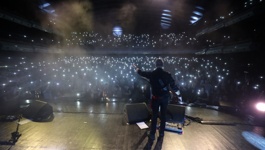 VIBRACIJE NA STRUJU „DEMINIRALE TIŠINU“! Održan prvi koncert "Visokog napona" grupe Van Gog u Kombank dvorani!
