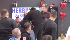 KRVNIČKI JE UDARAO I ČUPAO! Nikad jezivija tuča Dalile i Filipa, zadrugar joj u naletu besa prosuo deterdžent u lice! (VIDEO)