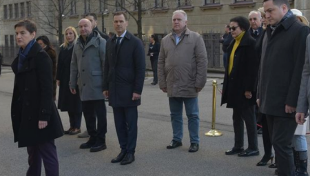 ČLANOVI VLADE SRBIJE ODALI POČAST Ministar Siniša Mali položio venac na mestu gde je ubijen Zoran Đinđić