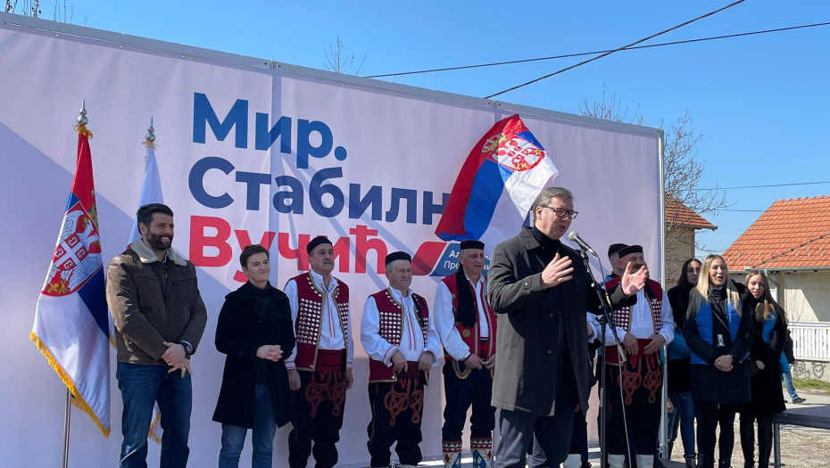 BAKLJADA U BOJAMA SRPSKE ZASTAVE Vučić posetio Busije, pogledajte spektakularan doček predsednika (FOTO/VIDEO)