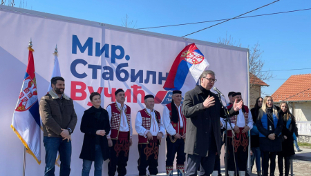 BAKLJADA U BOJAMA SRPSKE ZASTAVE Vučić posetio Busije, pogledajte spektakularan doček predsednika (FOTO/VIDEO)