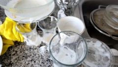 MORALI SMO SATIMA DA IH RIBAMO Uz ovaj TRIK čaše i flaše će vam bukvalno blistati, a sve što vam treba je pirinač!