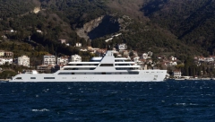 BEKSTVO OD SANKCIJA Milijarder Abramovič parkirao ogromnu jahtu u crnogorskoj luci, zaklonila ČITAV GRAD (FOTO)