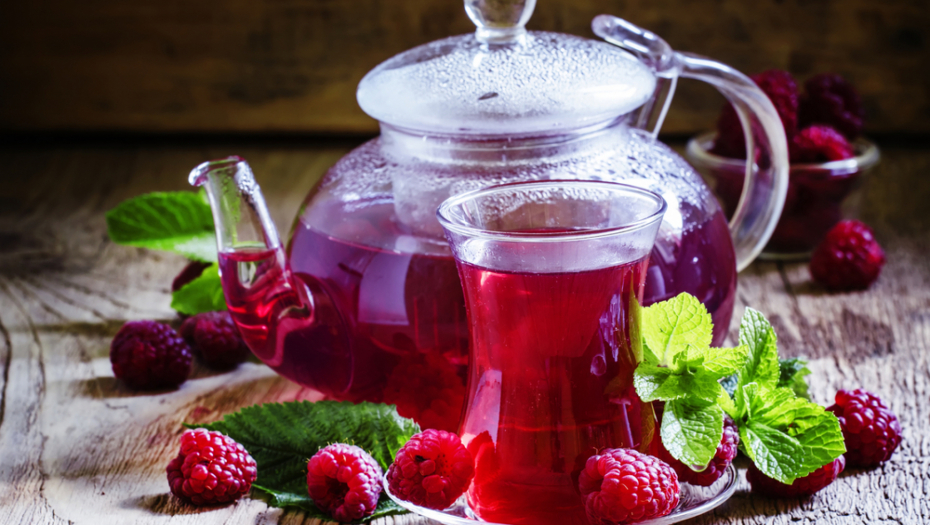 "Biljka za žene": Evo zašto treba da pijete čaj od listova maline svaki dan