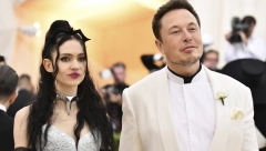 Elon Mask dobio OSMO DETE sa 17 godina mlađom pevačicom: Surogat majka im rodila ćerku, a kad čujete ime devojčice, NEĆE VAM BITI DOBRO!