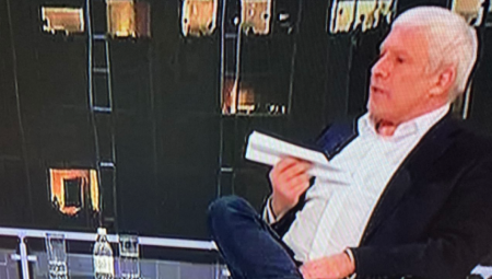 TADIĆ PUKAO U EMISIJI Napravio avion od papira koji pokazuje da je danas skoro duplo veća plata nego u njegovo vreme