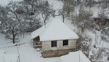 KUĆA I IMANJE U SRBIJI ZA 10.000 EVRA Aleksandar je uz pomoć države kupio novi dom za sebe i porodicu, evo kako (FOTO)