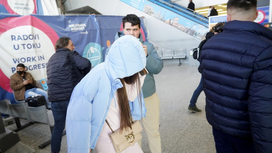 PEVAČICA SE KRIJE OD KAMERA! Uhvaćena bez šminke kako napušta aerodrom, a jedna stvar je svima veoma čudna! (FOTO)