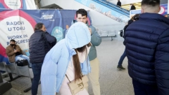 PEVAČICA SE KRIJE OD KAMERA! Uhvaćena bez šminke kako napušta aerodrom, a jedna stvar je svima veoma čudna! (FOTO)