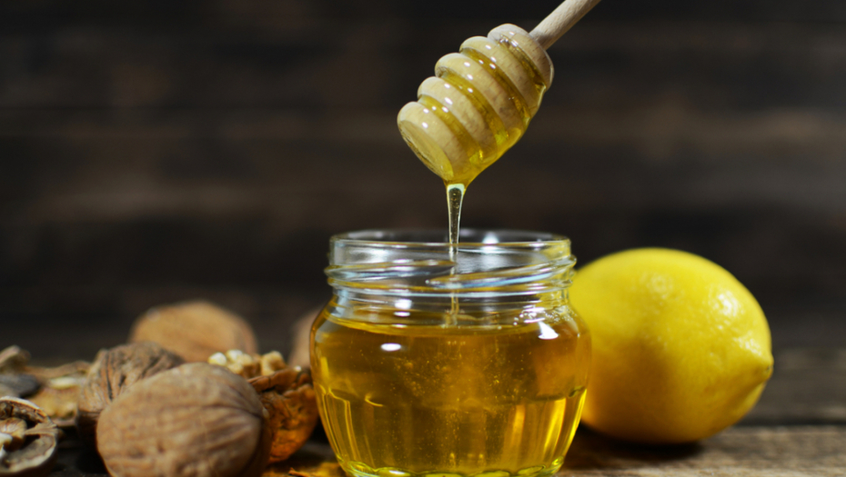 Jača imunitet i ublažava simptome menopauze: Recept za lekoviti sirup od oraha i meda