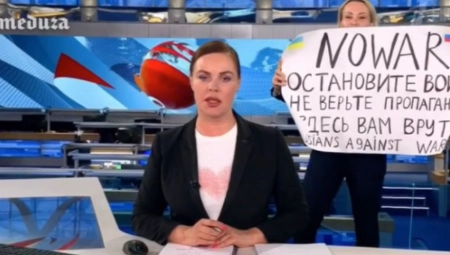 CEO SVET PRIČA O ŽENI KOJA JE UPALA U DNEVNIK RUSKE DRŽAVNE TELEVIZIJE Pojavila se sa plakatom "Zaustavite rat, lažu vas", stigao odgovor iz Kremlja!