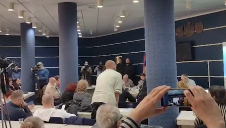 TEROR POLITIČKE MANJINE Lažni ekolozi ponovo blokirali rad GUP: Urlali, zviždali i divljali, a direktora Urbanizma polili vodom (VIDEO)