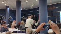 TEROR POLITIČKE MANJINE Lažni ekolozi ponovo blokirali rad GUP: Urlali, zviždali i divljali, a direktora Urbanizma polili vodom (VIDEO)