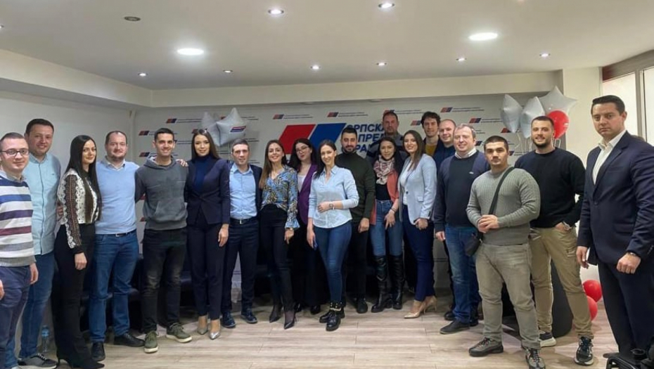 SAMO POSVEĆEN LIDER MOŽE DA VODI OVU ZEMLJU Kandidati sa liste "Aleksandar Vučić-Zajedno možemo sve" razgovarali sa omladinom: Najvažnije nam je očuvanje mira i stabilnosti!