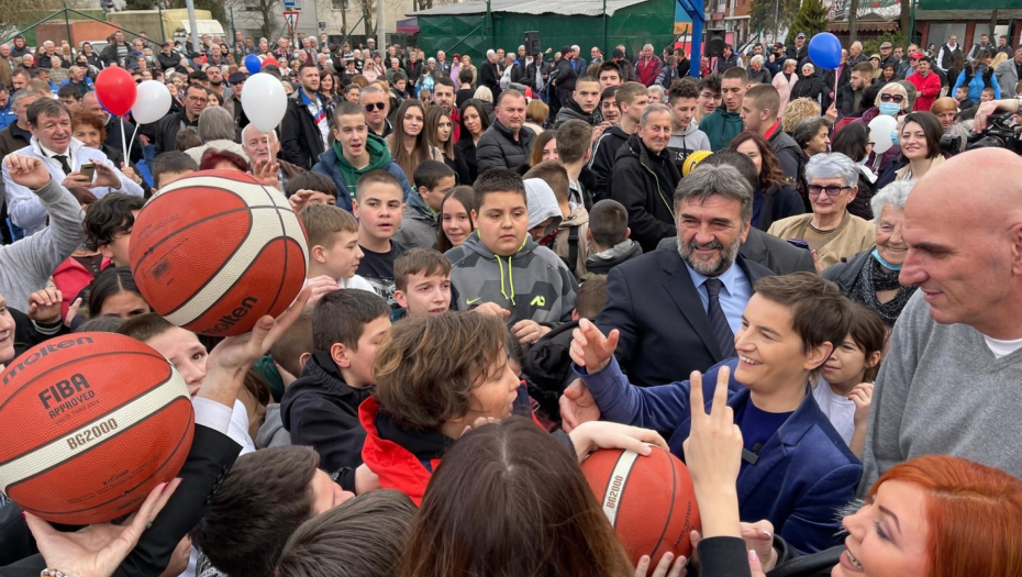 ČLANOVI SNS SVOJIM SREDSTVIMA OBNOVILI TEREN U KOTEŽU Brnabić na otvaranju:  Stvaramo bolje uslove i budućnost za generacije koje dolaze