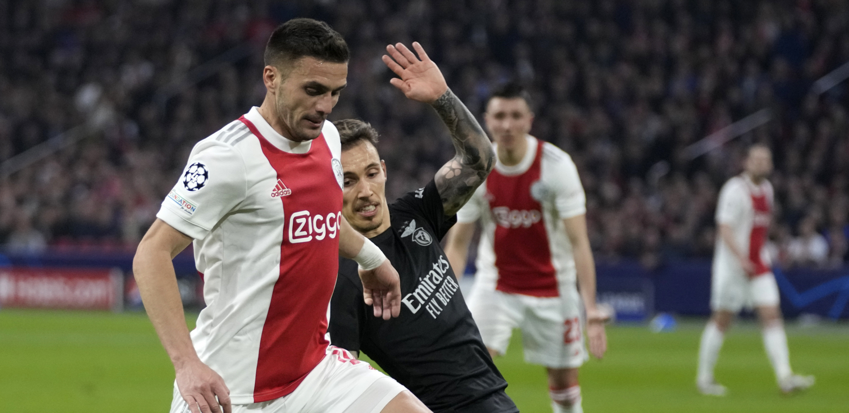 POBESNEO ZBOG SRBINA Trener Ajaksa burno reagovao na pitanje o Tadiću, očitao je svima lekciju (VIDEO)