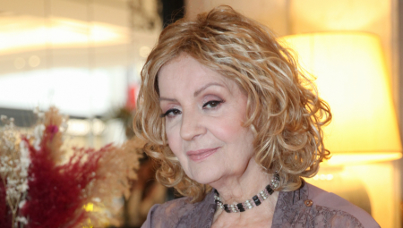 LEPA LUKIĆ HITNO NAPUSTILA SRBIJU Pevačica mora da se javi policiji ove moćne zemlje, otkriveni svi detalji