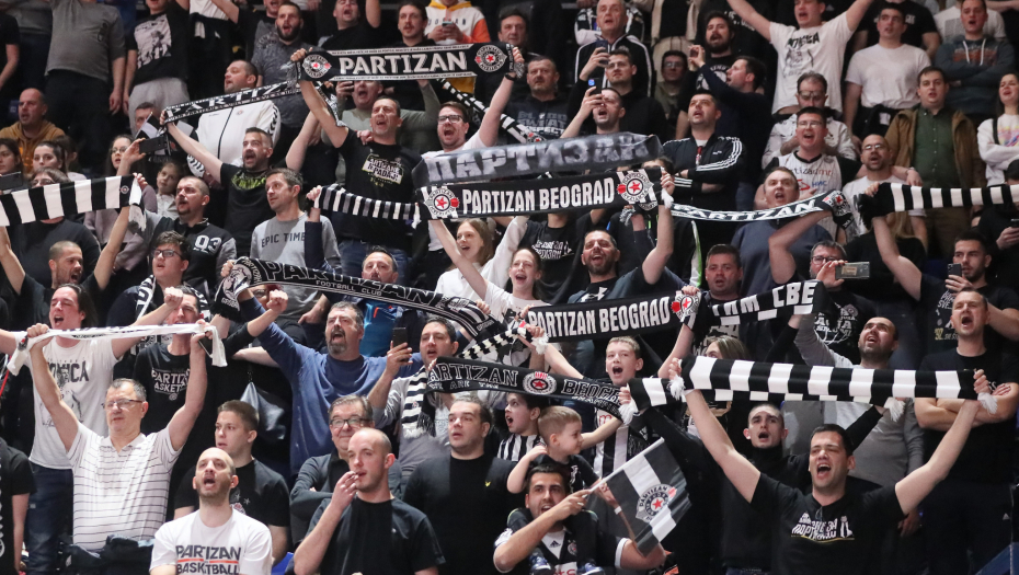 SPEKTAKULARNO "Grobari" razvili transparent kojim se prisećaju najvećeg uspeha u istoriji kluba (FOTO)