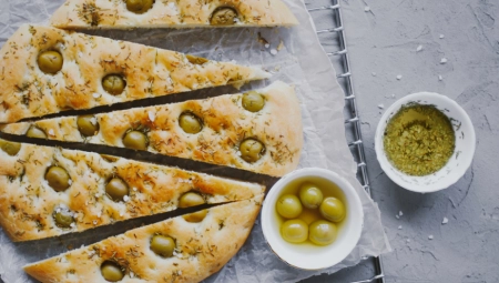 ORIGINALNI RECEPT ZA FOKAČU: Testo je mekano i hrskavo, a može se jesti uz bilo šta