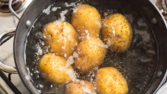 JEFTIN TRIK PROTIV SEDE KOSE Voda u kojoj se kuvalo ovo povrće rešava muku svih žena