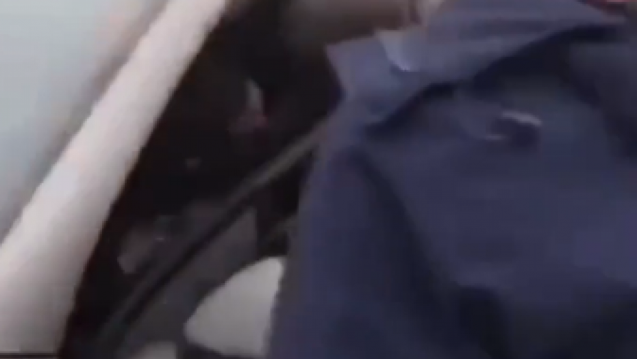 HAOS U FRANCUSKOJ! Navijači pokušali da izvuku igrača PSŽ-a iz kola! (VIDEO)