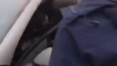 HAOS U FRANCUSKOJ! Navijači pokušali da izvuku igrača PSŽ-a iz kola! (VIDEO)