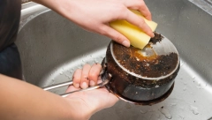 NESTAJU ZA MINUT Uz ovaj trik rešićete se zagorelih ostataka za tren!