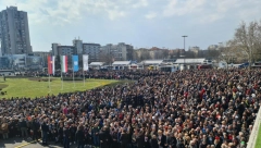 NOVOSAĐANI ČEKAJU PREDSEDNIKA VUČIĆA I BRZI VOZ "SOKO" Veliki broj građana već okupljen na Železničkoj stanici (FOTO)