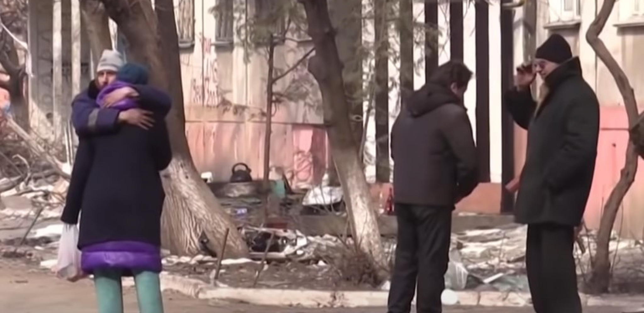 APOKALIPTIČNE SCENE IZ UKRAJINE Srušene zgrade nadvijaju se kao spomenici nad ostavljenim leševima u Mariupolju (FOTO)