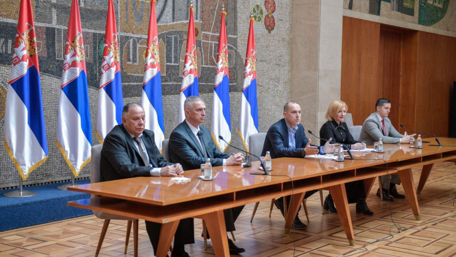 MOŽEMO DA USPEMO ZAJEDNO Ministar Lončar sa studentima medicine u borbi protiv raka dojke (FOTO)