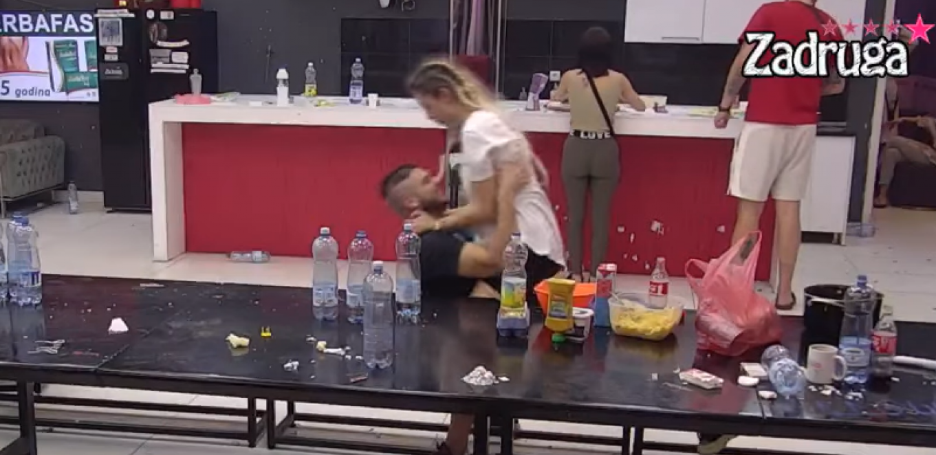 NE ISPUŠTAJU JEDNO DRUGO IZ RUKU! Aleks i Dejan pokazali ljubav pred svima na nesvakidašnji način!