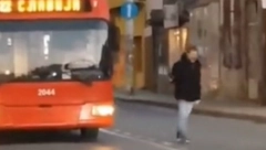 PIJANI MLADIĆ PRAVIO HAOS NA VRAČARU Pretio flašom vozačima i udarao po automobilima! (VIDEO)