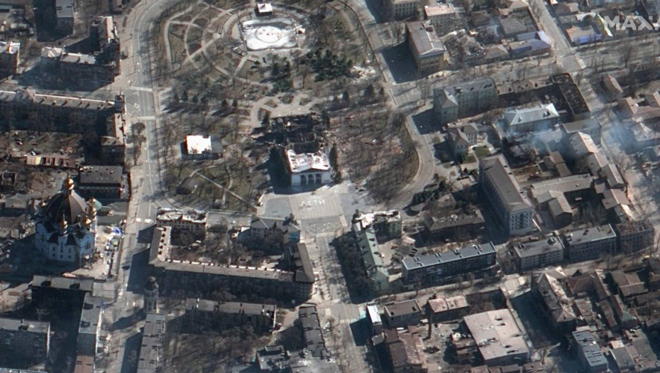 PRVE FOTOGRAFIJE UNIŠTENJA Gust dim nad Mariupoljem, civili zarobljeni pod ruševinama, pljušte optužbe sa obe strane (FOTO)